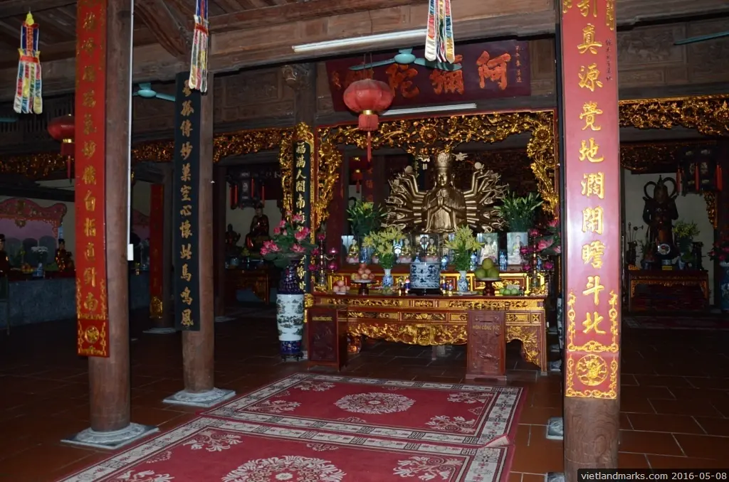 Ban thờ bên trong Chùa Liên Phái