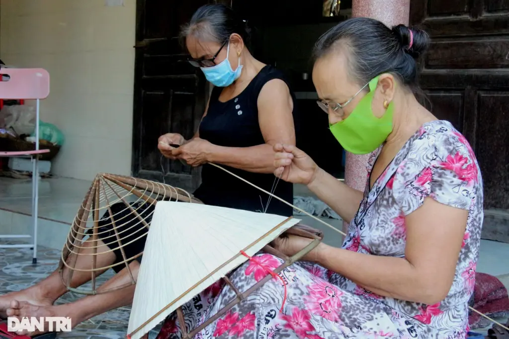 Công đoạn khâu nón