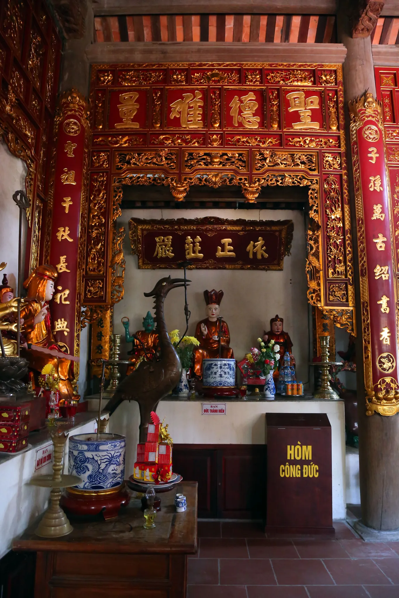 Ban thờ Đức thánh hiền trong chùa Thanh Lâm