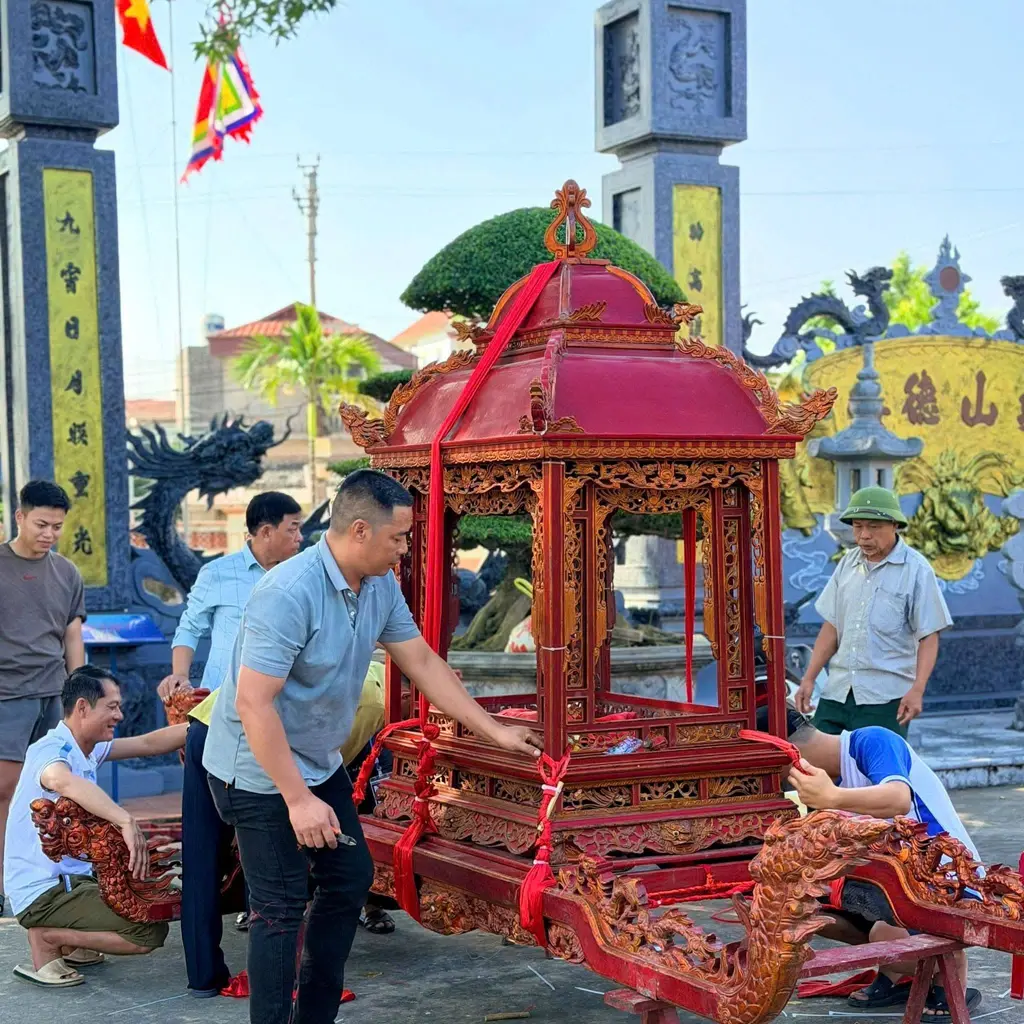 Chuẩn bị kiệu rước trong lễ hội Chùa Vị Khê