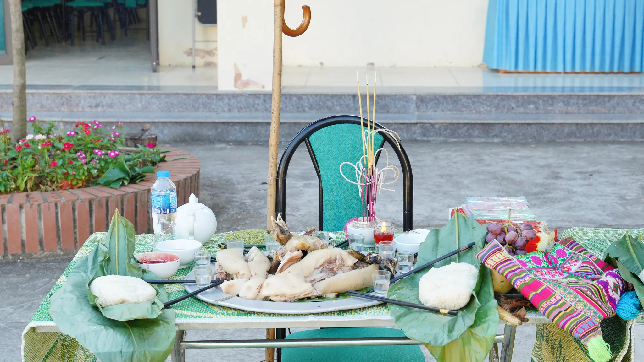 Mâm cỗ truyền thống của người Thái ở Tú Lệ dâng lên thần linh tại Lễ hội Cốm