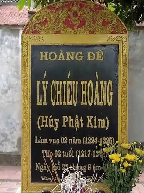 Bia thờ trang nghiêm của Hoàng đế Lý Chiêu Hoàng tại Đền Rồng