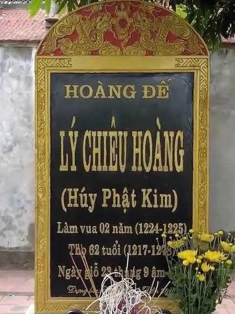 Bia thờ trang nghiêm của Hoàng đế Lý Chiêu Hoàng tại Đền Rồng