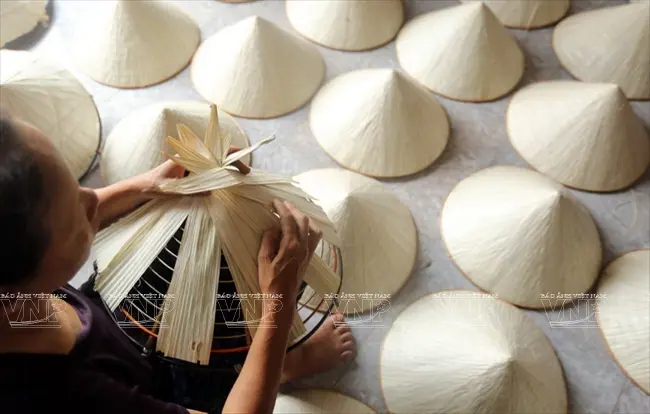 Bà Nguyễn Thị Sáu, làng Phú Châu đang làm các công đoạn để hoàn thiện nón