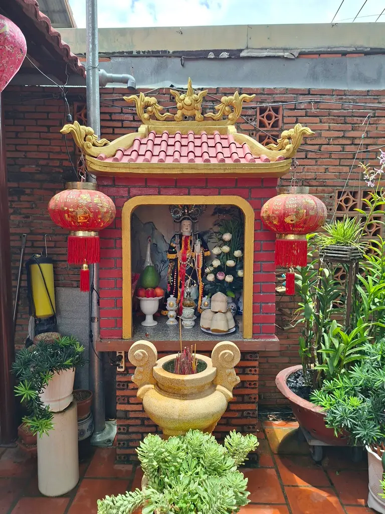 Khám thờ bên ngoài Chùa Tịnh Ý