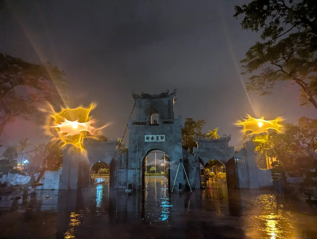 Cổng vào đền Thiên Trường