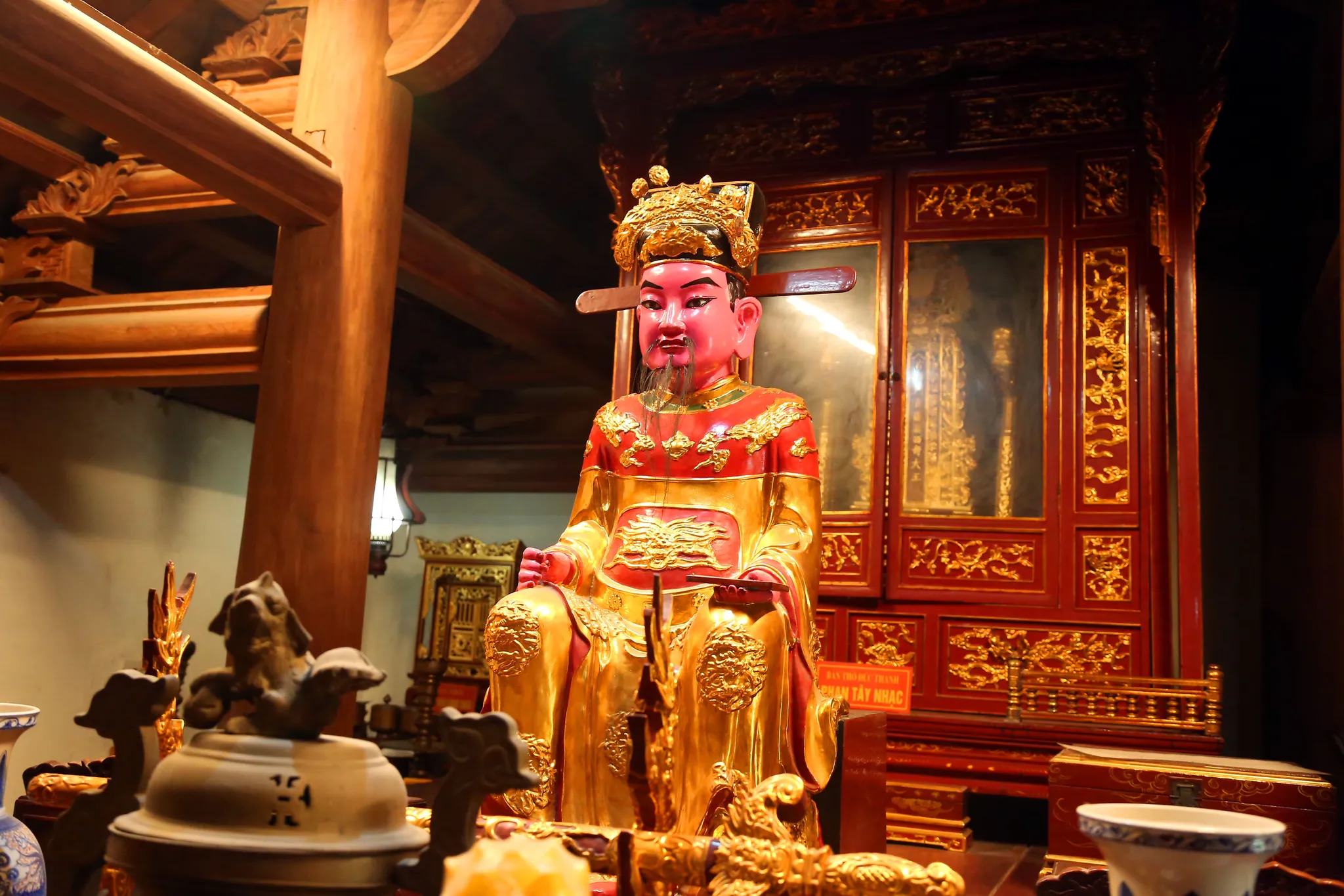 Tượng thờ trong đình Thị Cấm