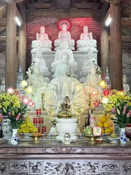Ban thờ bên trong Chùa Thạch Long