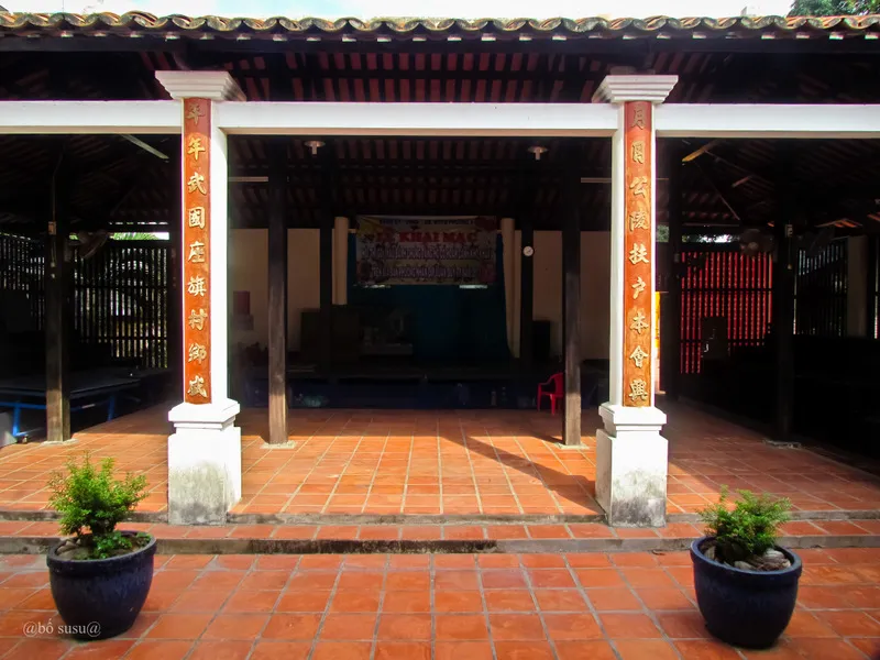 Phía trước điện thờ tại Lăng Võ Tánh