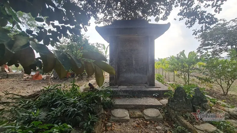 Tấm bia đá khổng lồ tại Đền thờ Nguyễn Văn Nghi