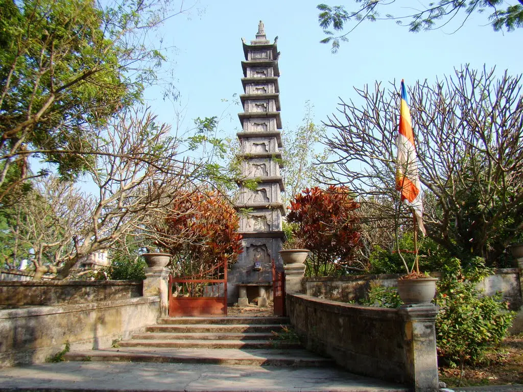 Tháp mộ trong khuôn viên Chùa Do Nha