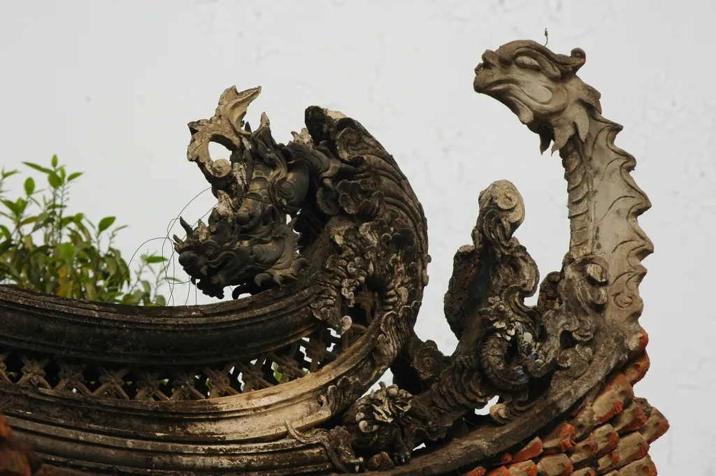 Linh vật và hoa văn trên mái Đình Hữu Bằng