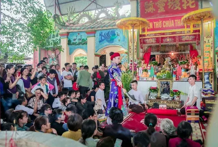 Du khách thập phương đến Lễ hội đền Chúa Thác Bờ vào dịp đầu năm
