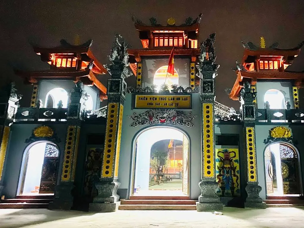 Cổng Chùa An Lạc về đêm