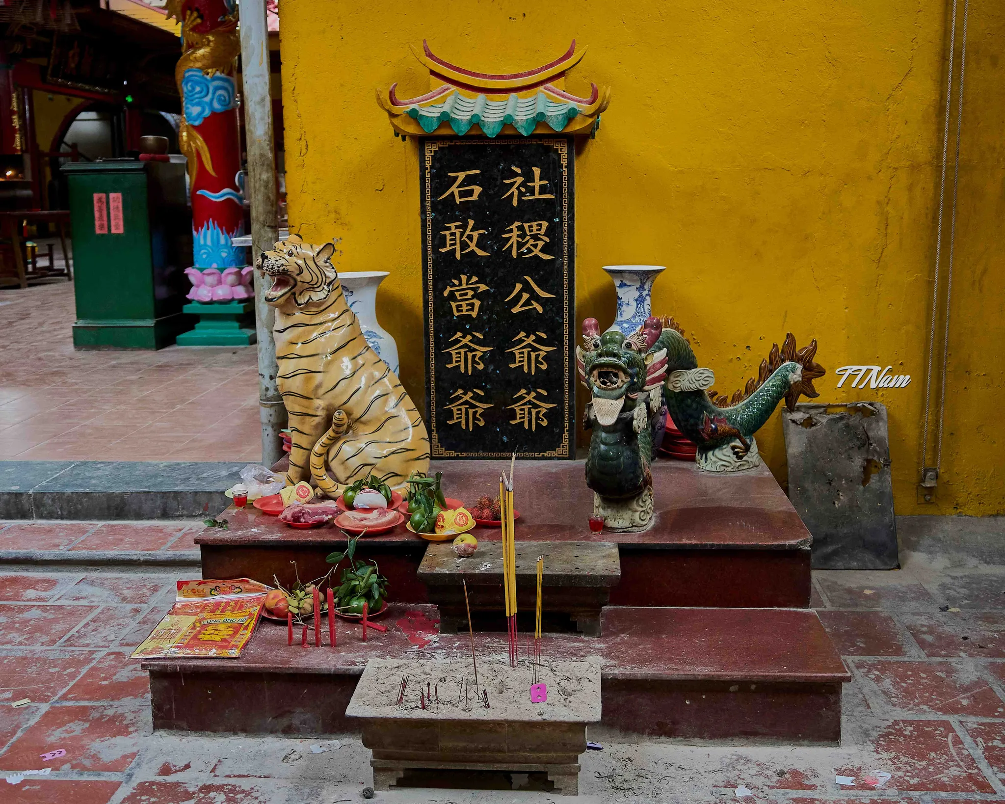 Một góc thờ tự trong Hội quán Ôn Lăng