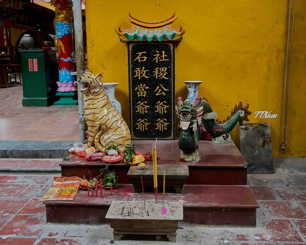 Một góc thờ tự trong Hội quán Ôn Lăng
