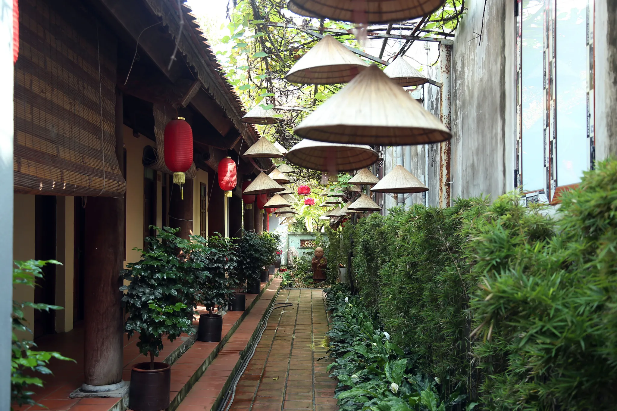 Hành lang khuôn viên chùa Linh Ứng