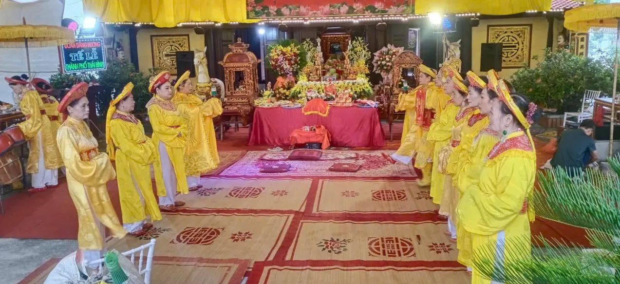 Quang cảnh lễ tế tại Hội đình Lạc Đạo