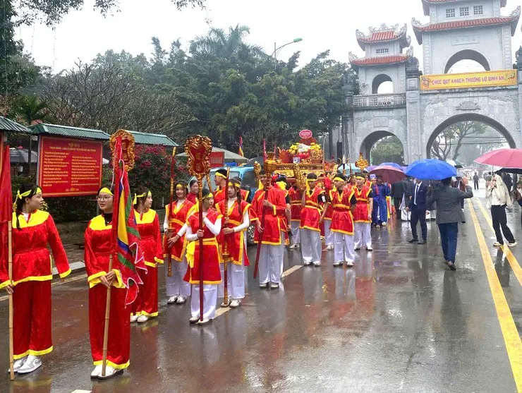 Đoàn rước tại Lễ hội làng Yên Ninh