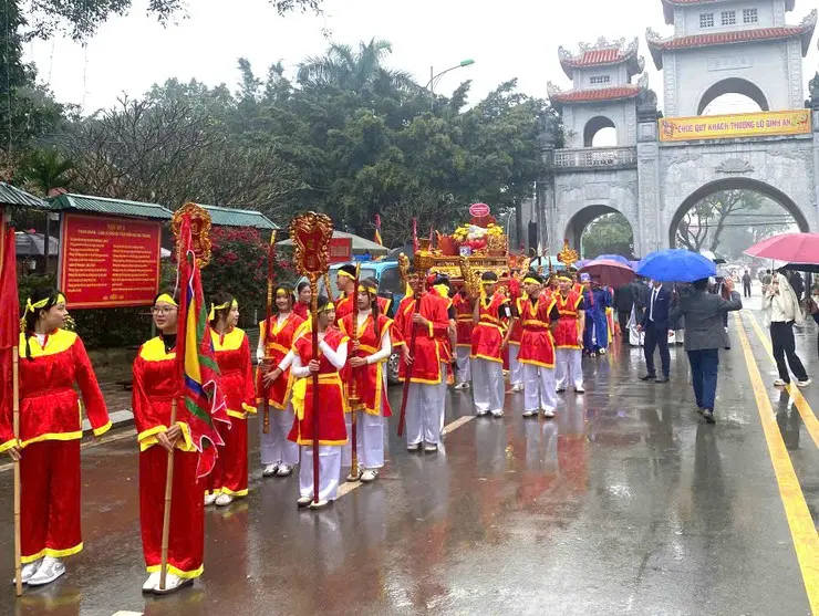 Đoàn rước tại Lễ hội làng Yên Ninh