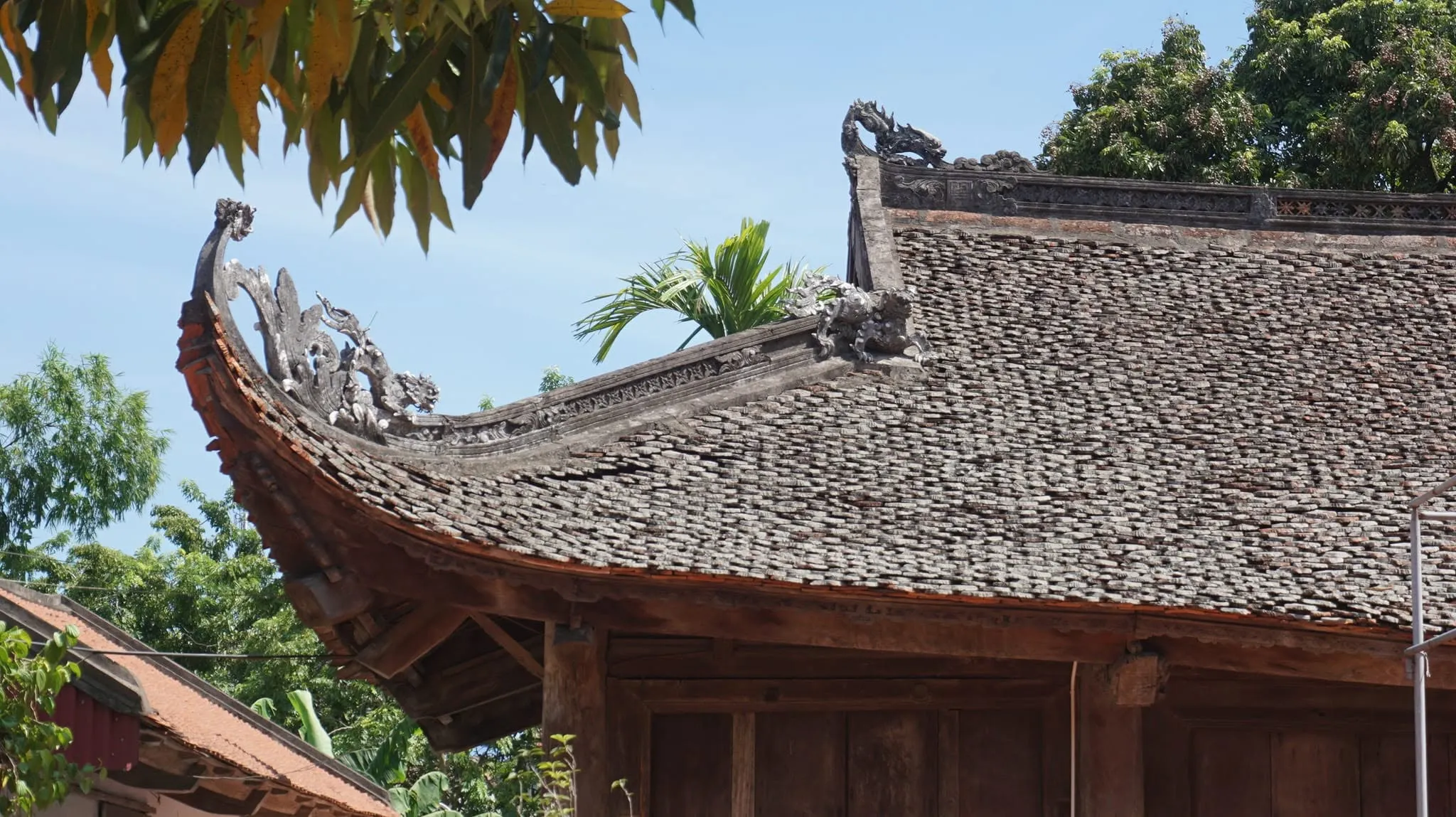 Mái đình di tích bên ngoài cổng Đình Thanh Thần