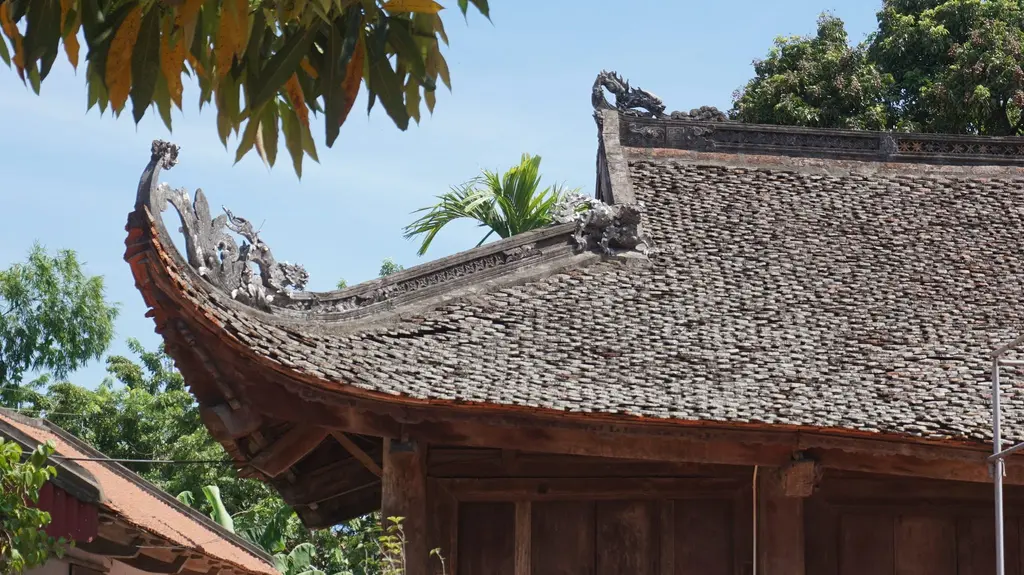 Mái đình di tích bên ngoài cổng Đình Thanh Thần
