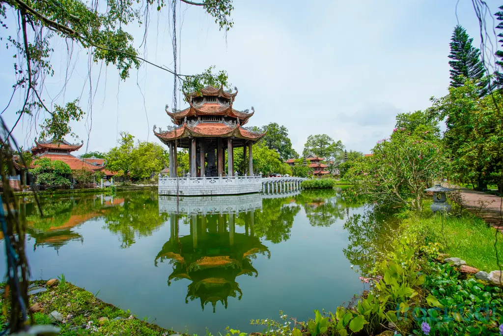 Lầu Quan Âm trong di tích Chùa nôm (Linh Thông Cổ Tự)