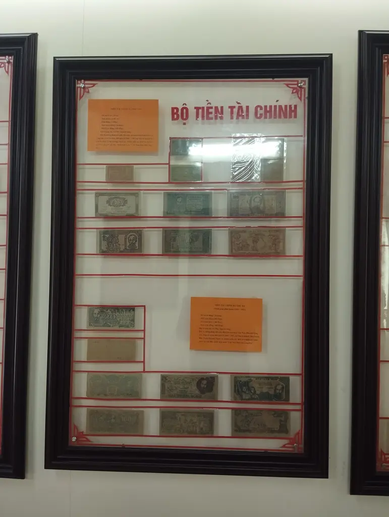 Bộ tiền tài chính trong khu di tích nhà máy in tiền Chi Nê