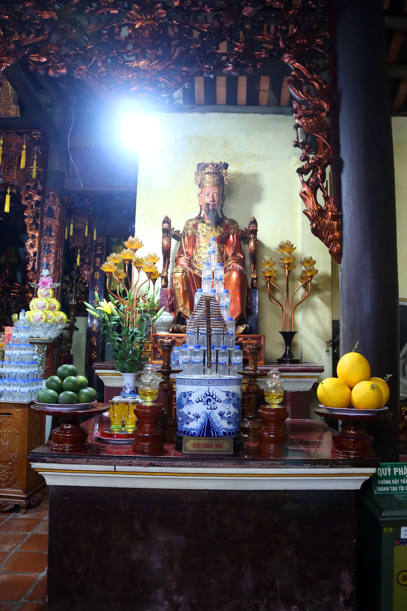 Tượng phật trong Chùa Tu Hoàng (Càn Phúc tự)