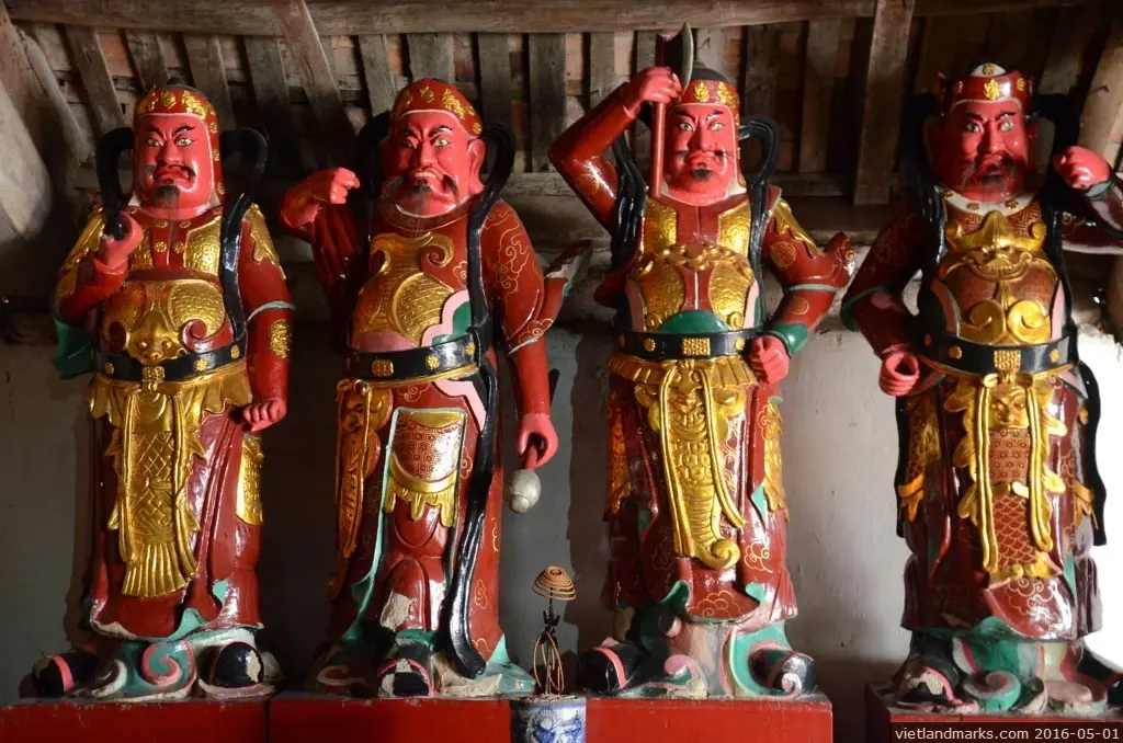Tượng thiên tướng tại Chùa Thổ Hà