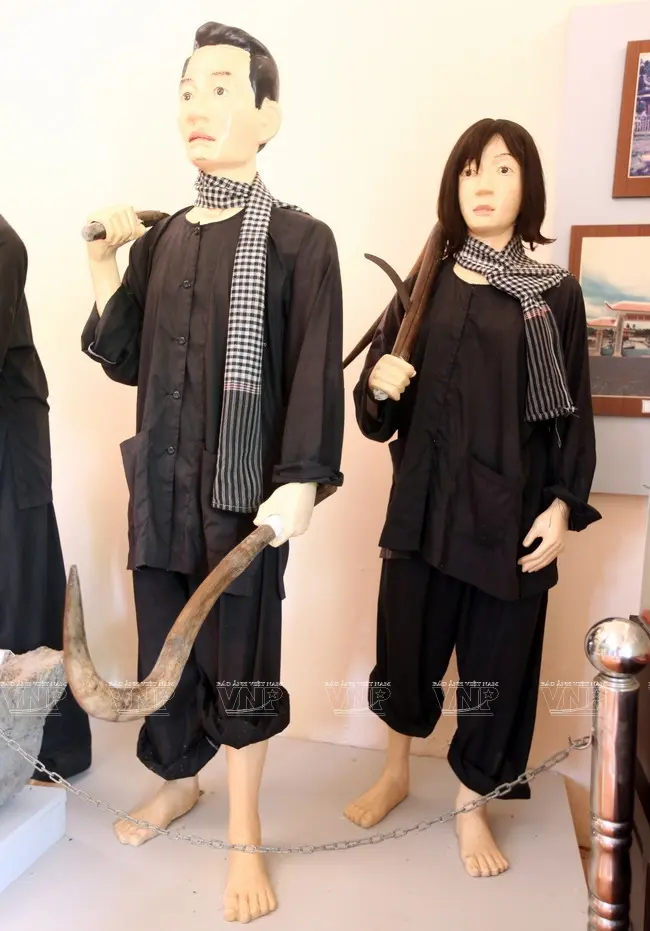 Tượng anh em nhà Mười Chức trong nhà lưu niệm của khu di tích Đồng Nọc Nạng