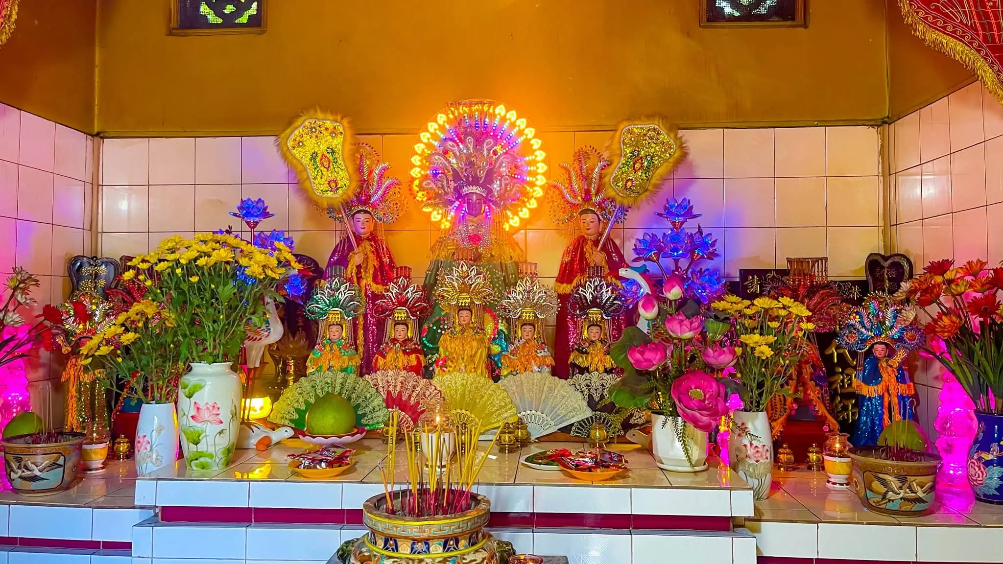 Ban thờ bên trong Chùa Hội Khánh