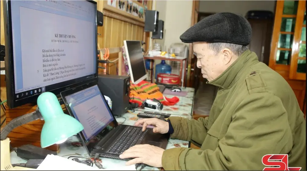 Nghệ nhân nhân dân Lò Văn Lả nghiên cứu, sưu tầm văn hóa Thái