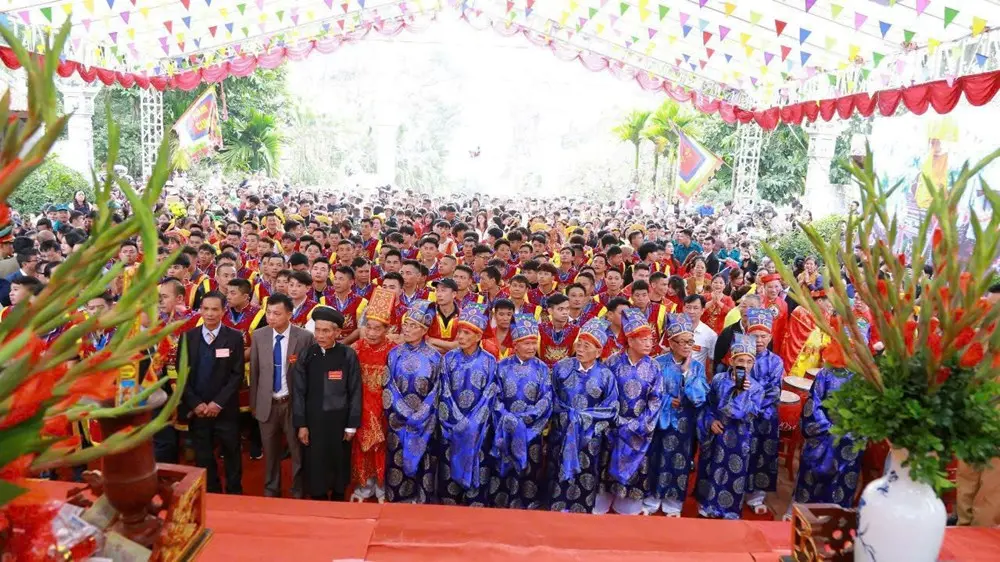 Các cụ cao niên và thanh niên thực hiện nghi lễ tại Hội đền Măng Sơn