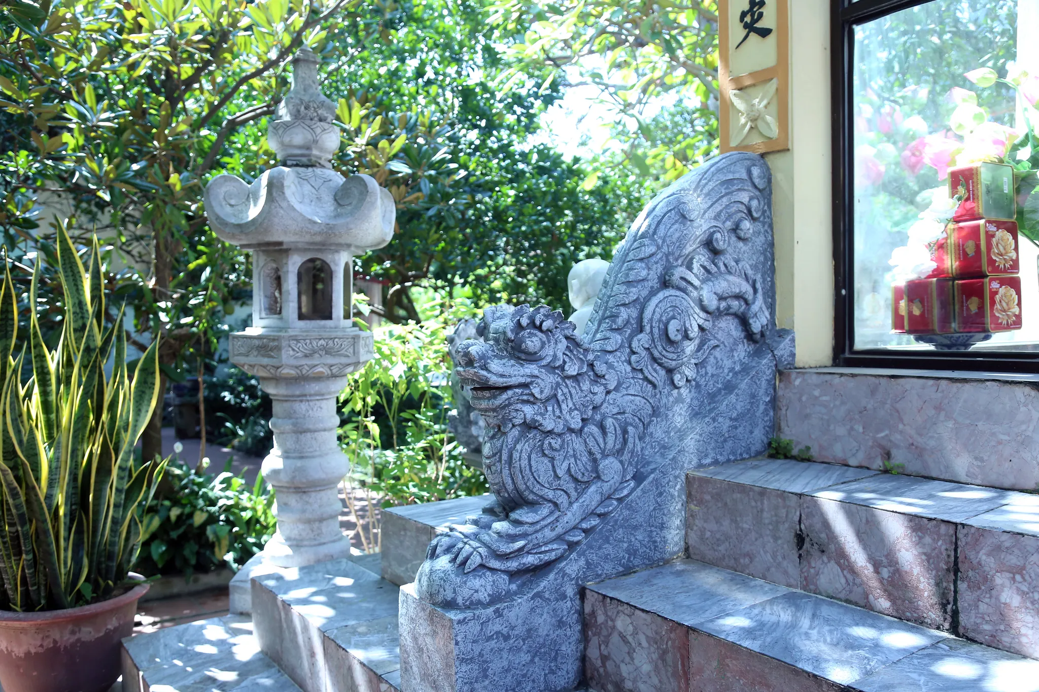 Tượng đá bên thềm bậc Chùa Tu Hoàng