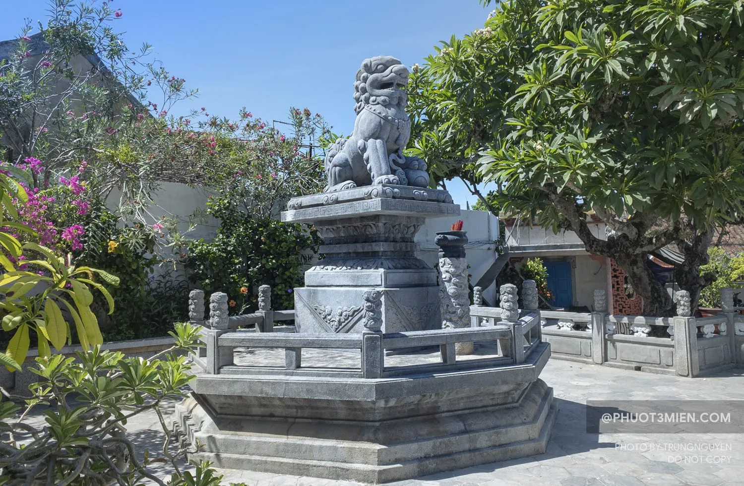 Tượng sư tử đá trong khuôn viên Hội quán Phúc Kiến
