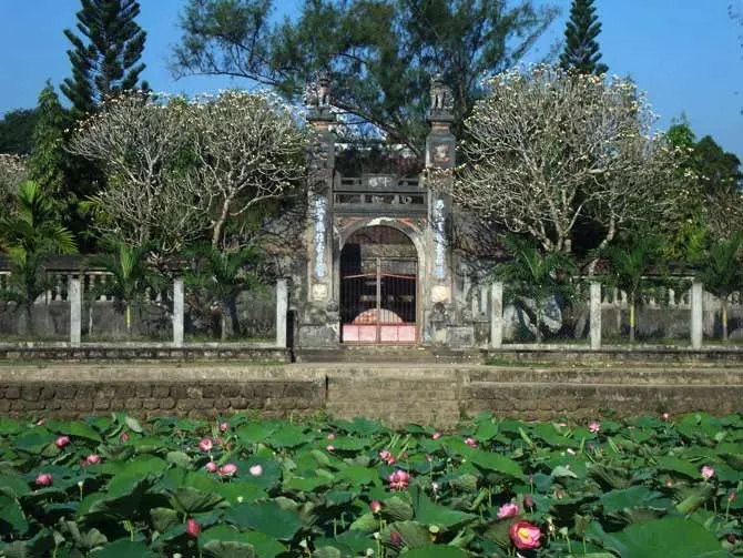 Khung cảnh phía trước Chùa Thập Tháp Di Đà