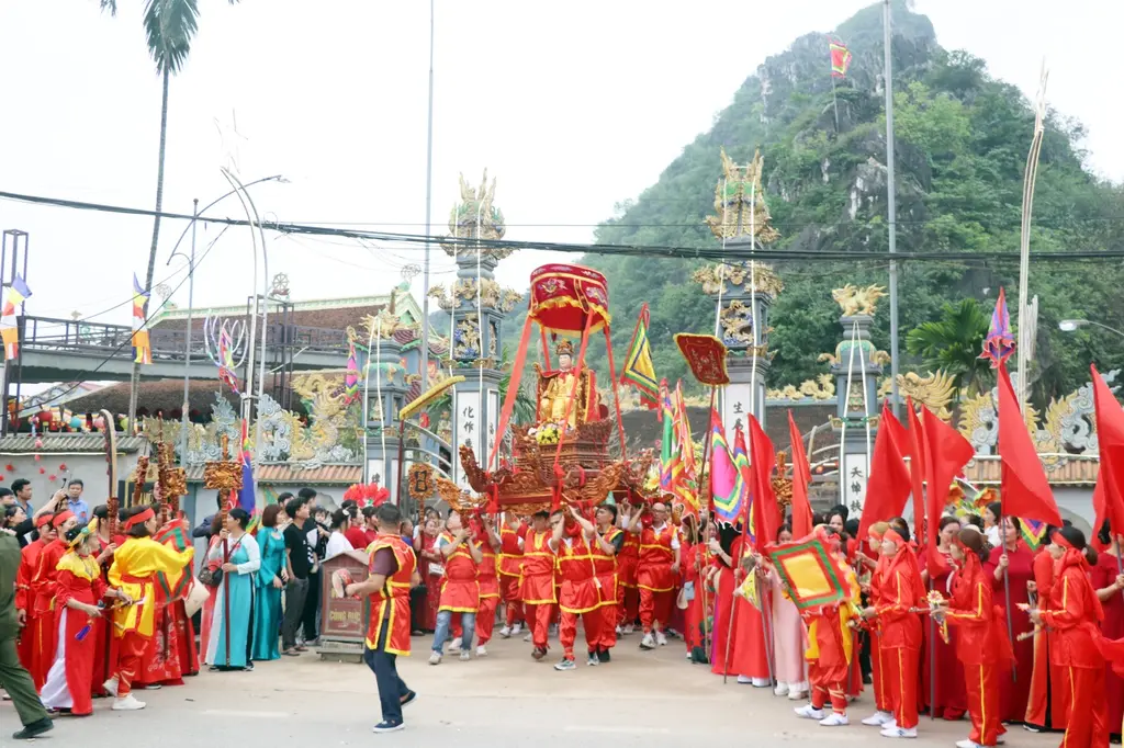 Nghi thức rước kiệu tại Hội đền Miếu Môn