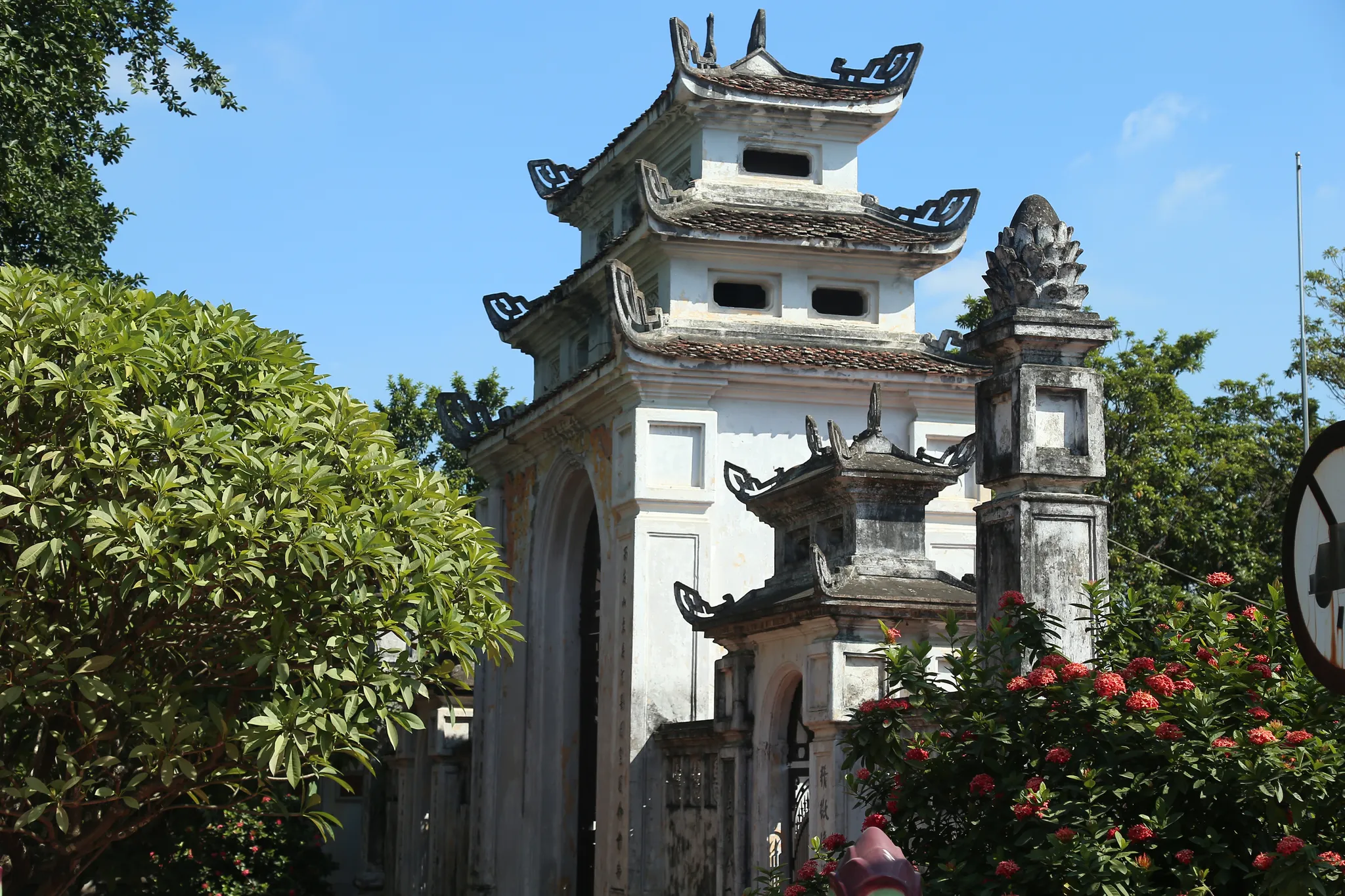 Cổng tam quan Chùa Hòe Thị (hay Hương Đỗ Tự)