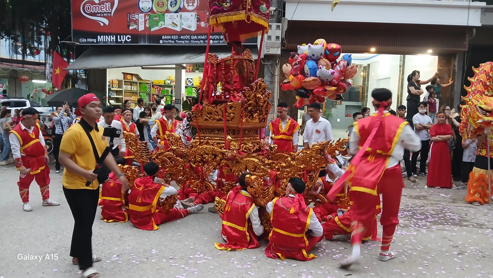 Kiệu nhà Ngài ở hội làng Thượng Lao