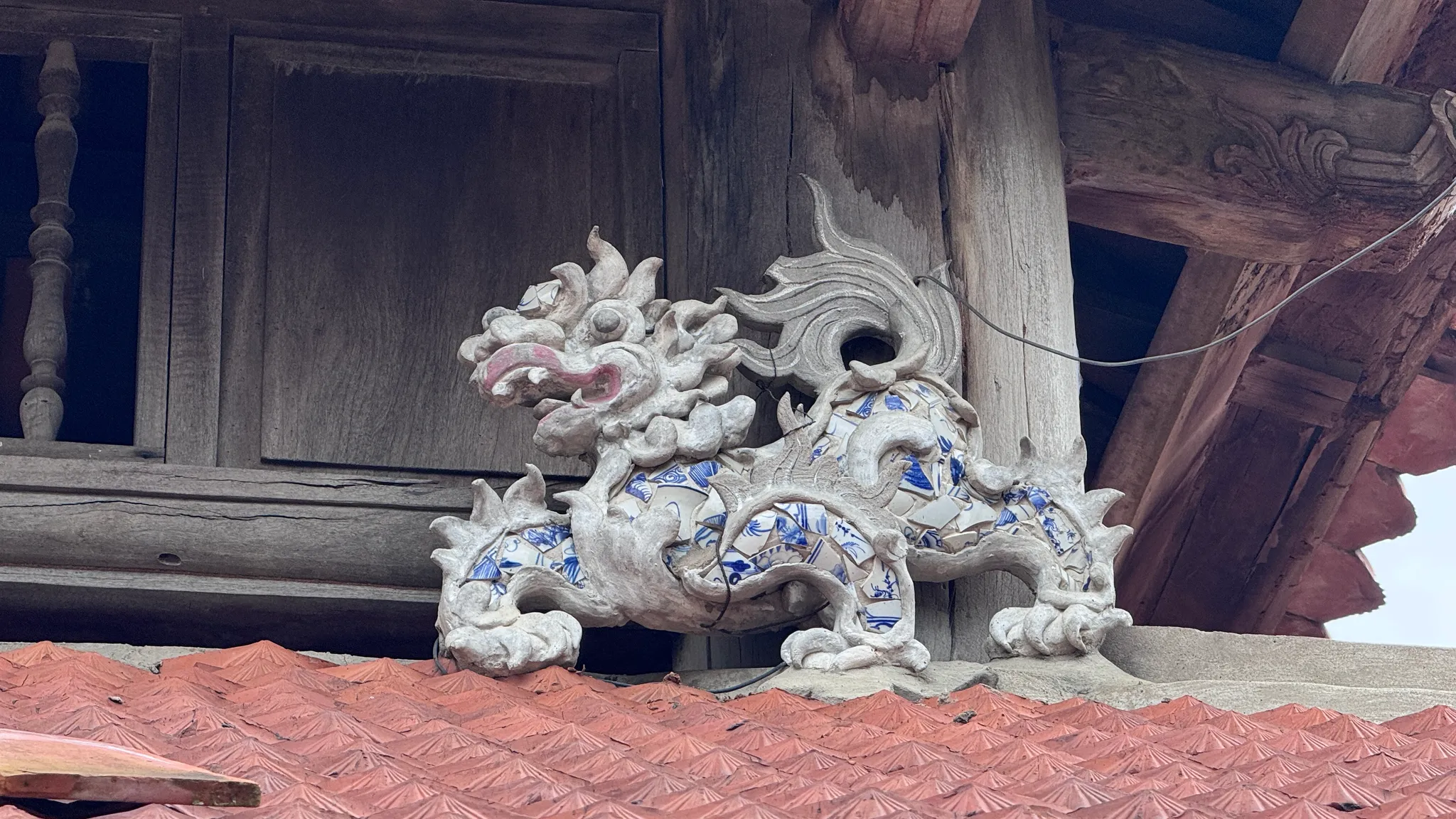 Hình tượng nghê trên mái phương đình đình Kiều Mai