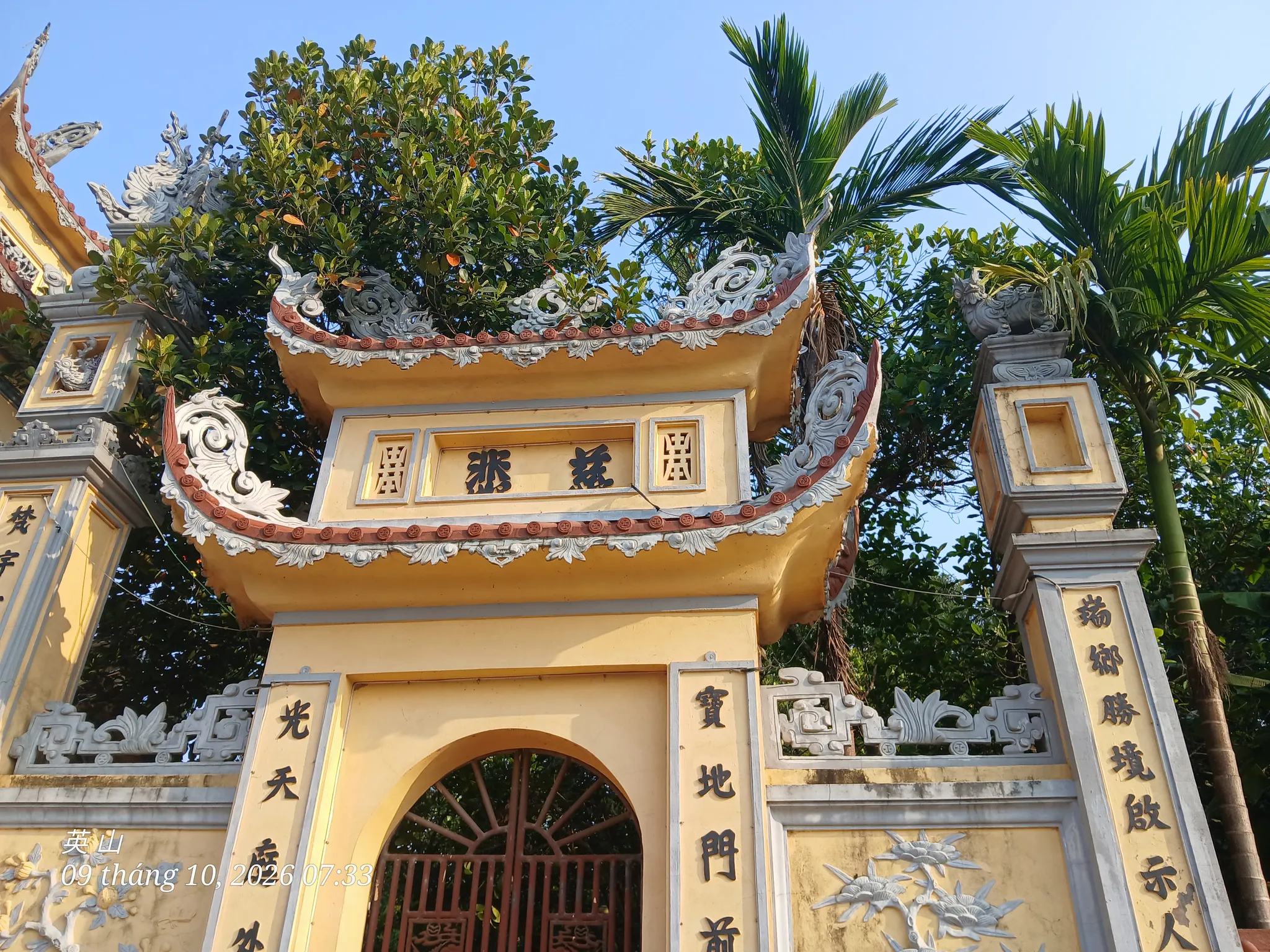 Mái đao cổng phụ bên trái cổng Tam quan chùa Hoa Sơn