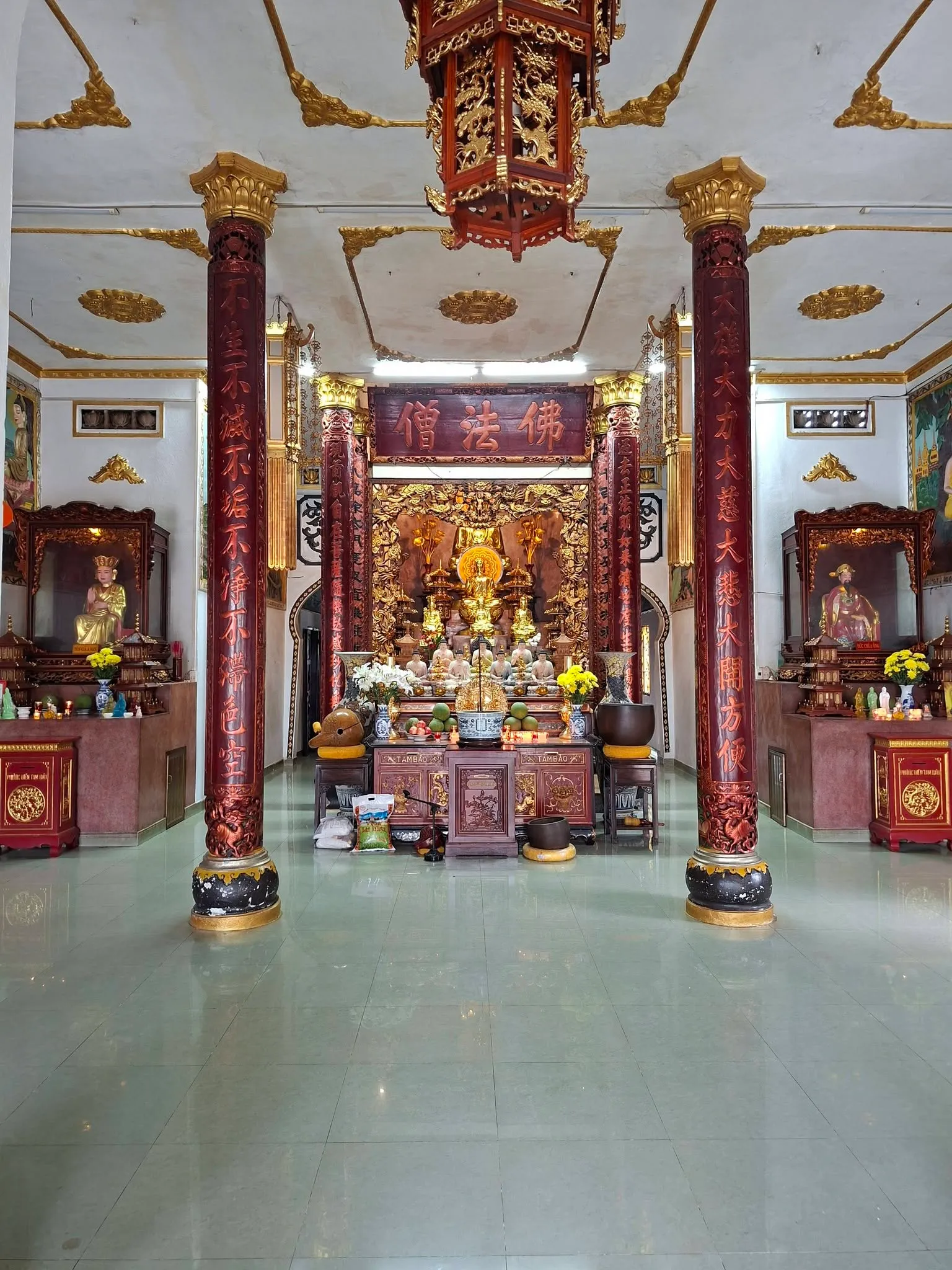 Không gian bên trong Chùa Đức Hòa