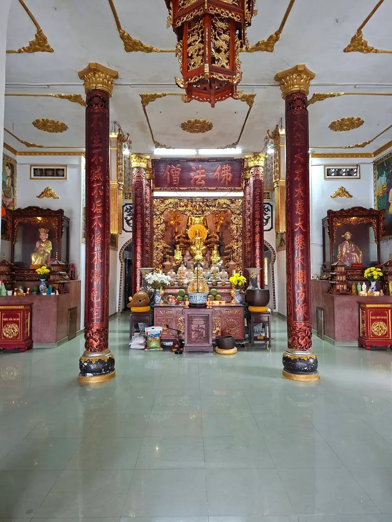 Không gian bên trong Chùa Đức Hòa