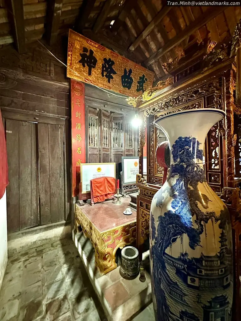 Gian thờ bên trong Đình Mậu Duyệt