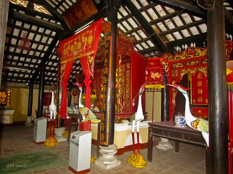 Ban thờ bên trong Đình Thông Tây Hội