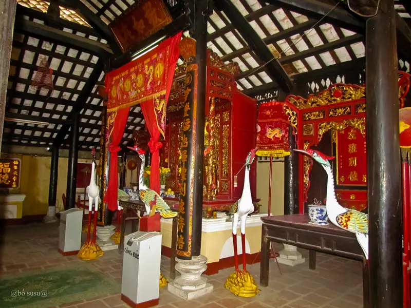 Ban thờ bên trong Đình Thông Tây Hội