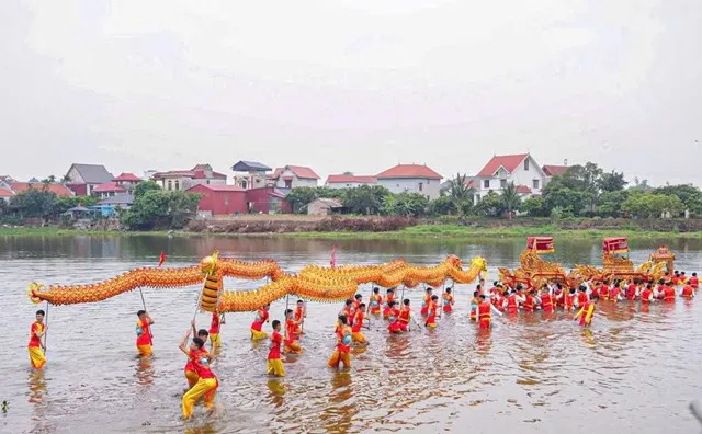 Nghi thức rước “kiệu bay” trên sông trong Lễ hội làng Mạn Xuyên