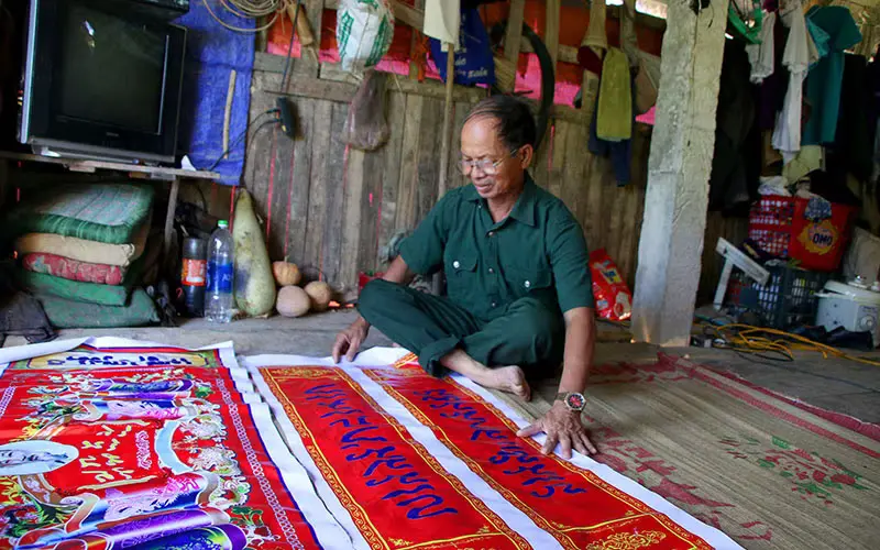 Nghệ nhân Lô Đức Mậu và những câu đối bằng chữ Thái hệ Lai Tay do nghệ nhân Sầm Văn Bình soạn