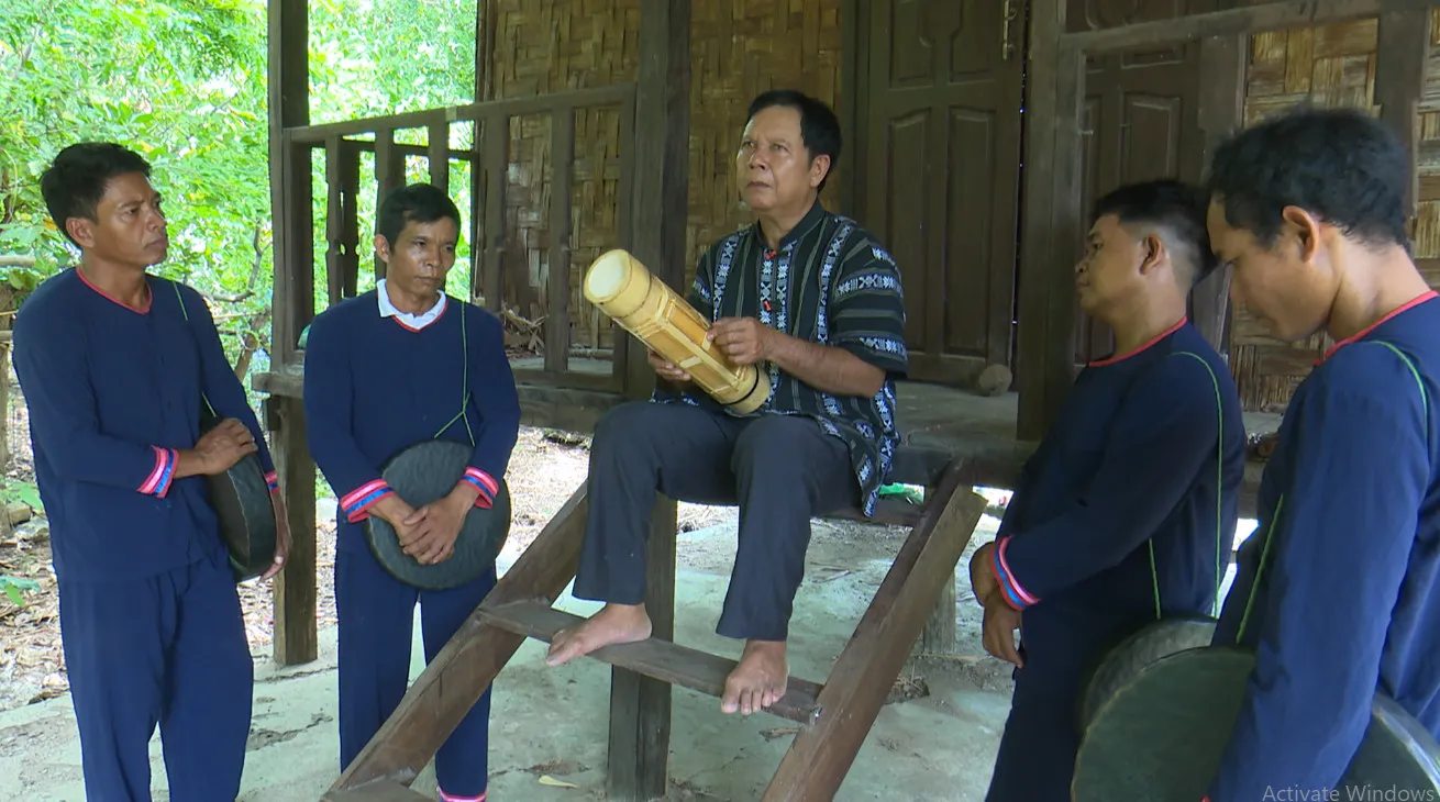 Nghệ nhân ưu tú Tà Thía Banh hướng dẫn cách sử dụng đàn chapi